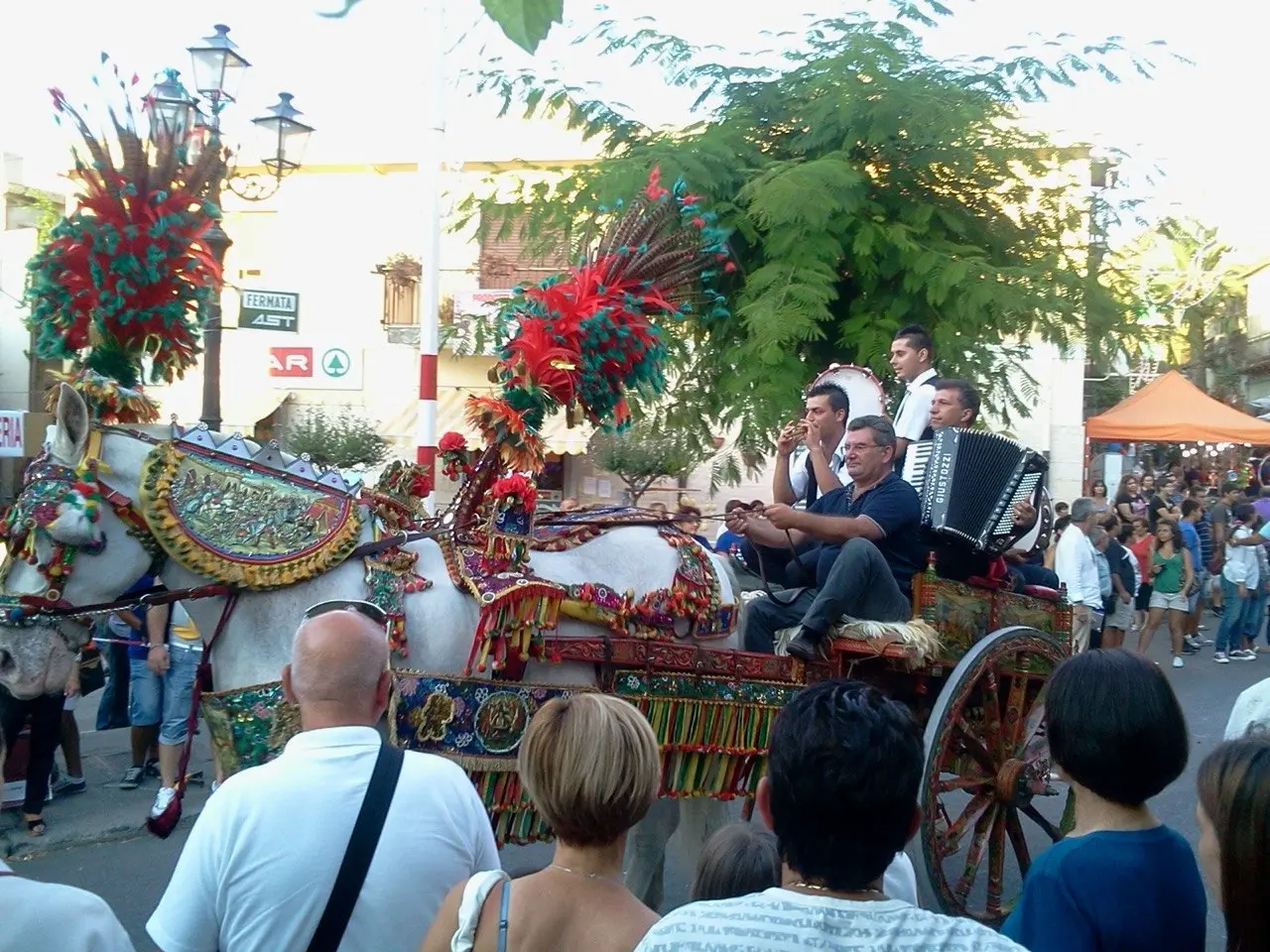 Carretto siciliano con musicisti durante la sfilata a Basicò
