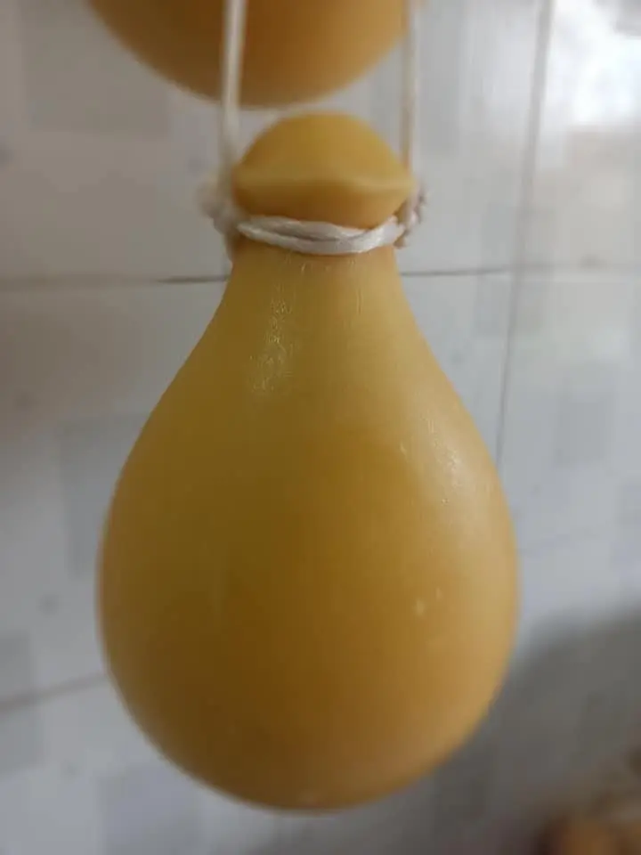 Provola di Basicò appesa durante la stagionatura